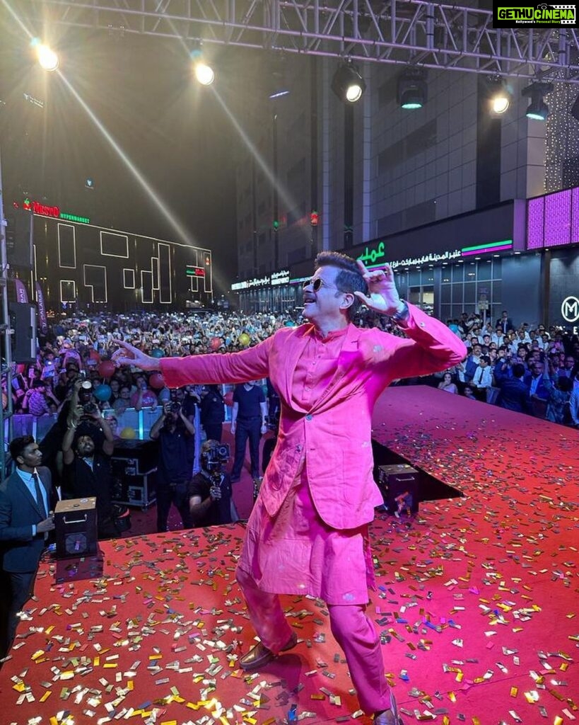 Anil Kapoor Instagram - Double celebration in Sharjah with the one who’s always by my side @kapoor.sunita! ❤ Outfit : @suketdhir Stylist: @kshitijkankaria @saloniparekh__ Makeup Artist: @deepakchauhanartist Hairstylist: @raskarjaipal @whynot_byzeeba @malabargoldanddiamonds