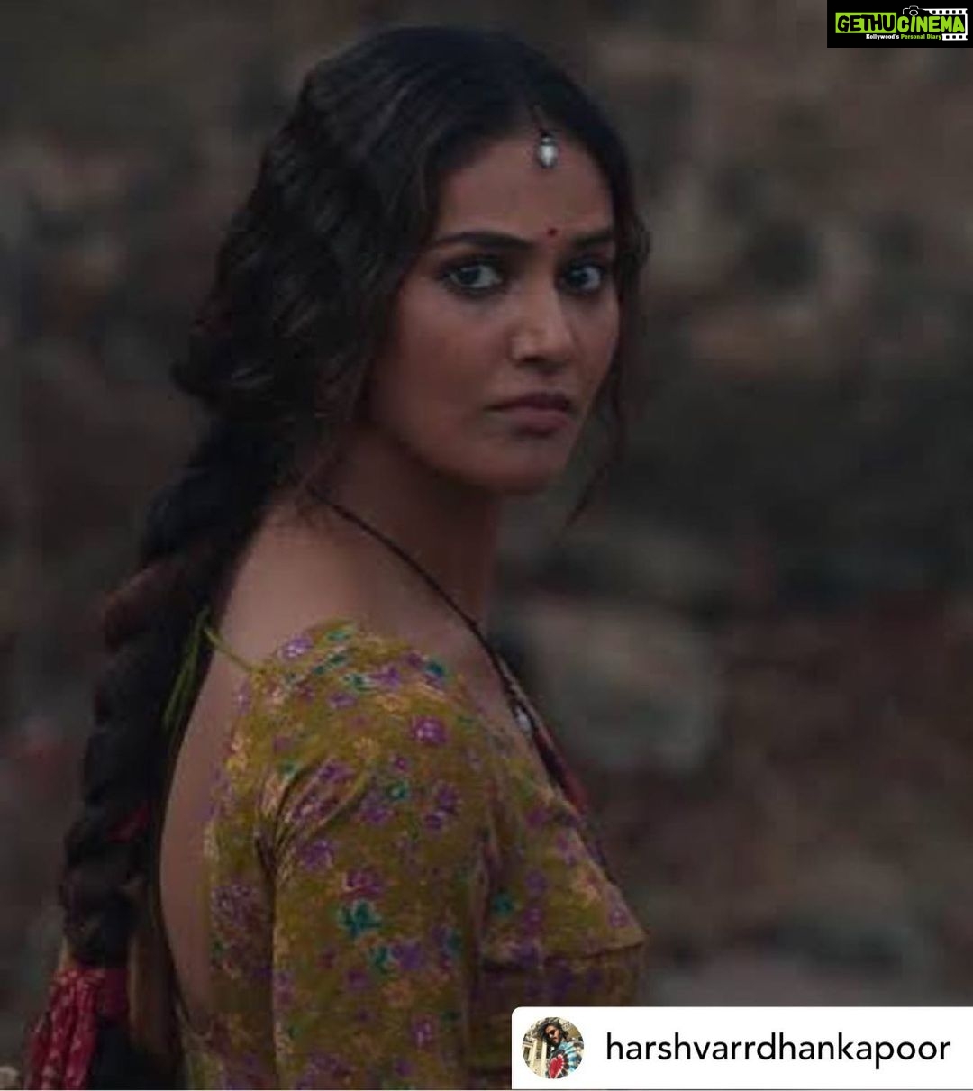 Anil Kapoor Instagram - #1yearofThar Posted @withregram • @harshvarrdhankapoor 1 year of my first film as producer and 5 th credit as an actor.. several years in the making and we finally were able to bring this never before seen world to life. Thar personally for me is the film I’m post proud of just because of how difficult it was to get it made and put it out there , it taught me that perseverance and conviction always pays and that there is still a place for authenticity and originality in a mostly plastic and superficial world. Made a friend for life @rajsingh_chaudhary got to work with @anilskapoor for the second time after ak Vs ak he also won his first ott filmfare award for this while I got my first best actor and best film nomination. @shredevdube our miracle cinematographer who created waves with her work and won the Asian academy award for cinematography the brilliant @fatimasanashaikh forever grateful to her that she said yes to this film that so many mainstream actresses today would’ve shyed away from @jitendrajoshi27 unbelievable actor and an even better human being @ajayjayanthi for his magical score @artb for her patience during the edit there were so many cuts and reshoots that further improved the film she handled our mistakes with so much patience and grace and love I will be forever grateful to you @netflix_in @chetansjhawar @nehacolours for backing a film most wouldn’t and standing by it thank you very much. Lastly but most importantly the opportunity to work with @satishkaushik2178 I will be eternally grateful for we miss you everyday .For those that haven’t seen our moody slow burn thriller it’s on Netflix