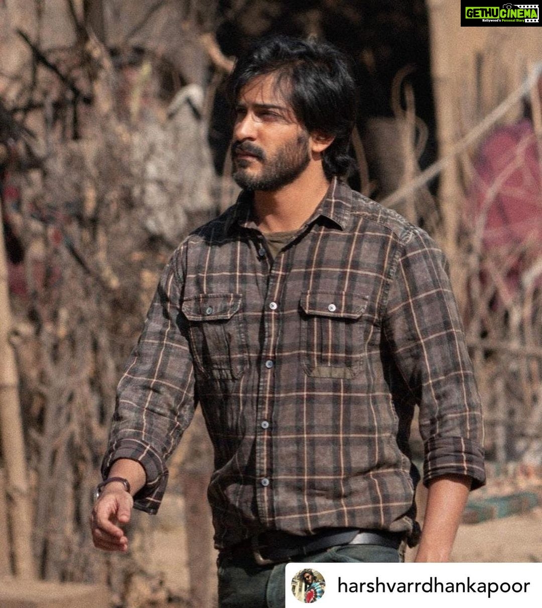 Anil Kapoor Instagram - #1yearofThar Posted @withregram • @harshvarrdhankapoor 1 year of my first film as producer and 5 th credit as an actor.. several years in the making and we finally were able to bring this never before seen world to life. Thar personally for me is the film I’m post proud of just because of how difficult it was to get it made and put it out there , it taught me that perseverance and conviction always pays and that there is still a place for authenticity and originality in a mostly plastic and superficial world. Made a friend for life @rajsingh_chaudhary got to work with @anilskapoor for the second time after ak Vs ak he also won his first ott filmfare award for this while I got my first best actor and best film nomination. @shredevdube our miracle cinematographer who created waves with her work and won the Asian academy award for cinematography the brilliant @fatimasanashaikh forever grateful to her that she said yes to this film that so many mainstream actresses today would’ve shyed away from @jitendrajoshi27 unbelievable actor and an even better human being @ajayjayanthi for his magical score @artb for her patience during the edit there were so many cuts and reshoots that further improved the film she handled our mistakes with so much patience and grace and love I will be forever grateful to you @netflix_in @chetansjhawar @nehacolours for backing a film most wouldn’t and standing by it thank you very much. Lastly but most importantly the opportunity to work with @satishkaushik2178 I will be eternally grateful for we miss you everyday .For those that haven’t seen our moody slow burn thriller it’s on Netflix