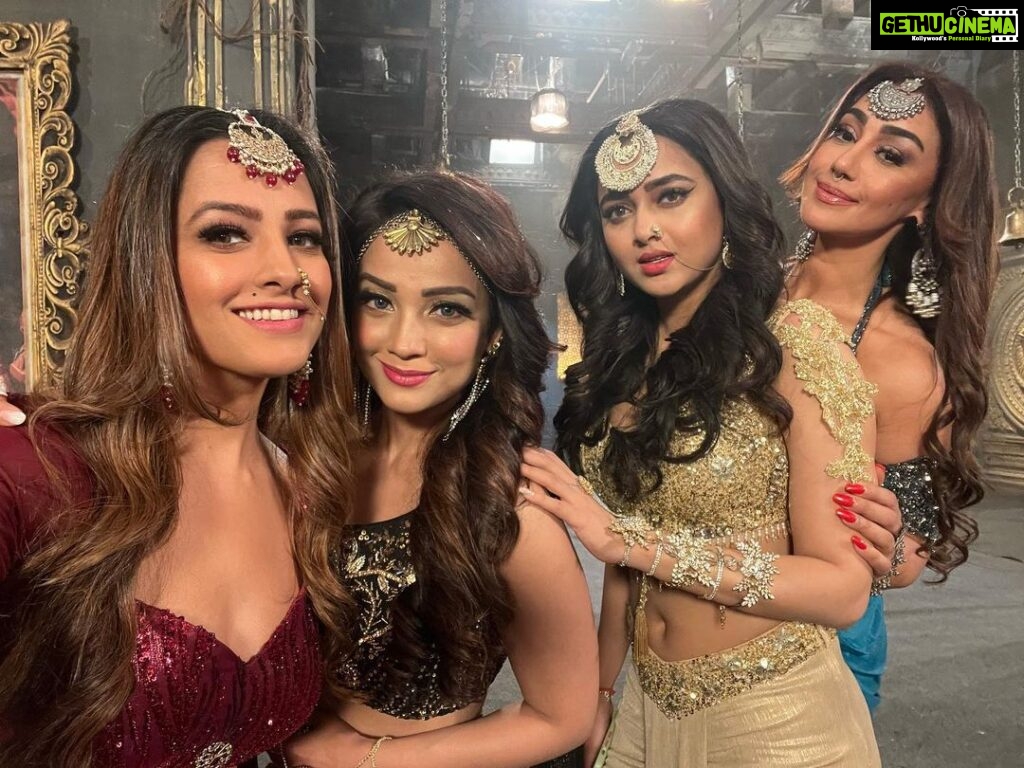 Anita Hassanandani Instagram - Taaza taaza Garma Garam from the sets of 🐍 With the hotties 🔥