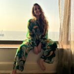 Anita Hassanandani Instagram - Feeling comfy yet sexy! Swipe ➡️ Wearing @stylejunkiie