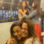 Anita Hassanandani Instagram - Thank you @kaajal9 and @artisingh5 for guest appearances 💥💥 @anitahassanandani and mere over acting ke paise cut🤭🤭 #truestory
