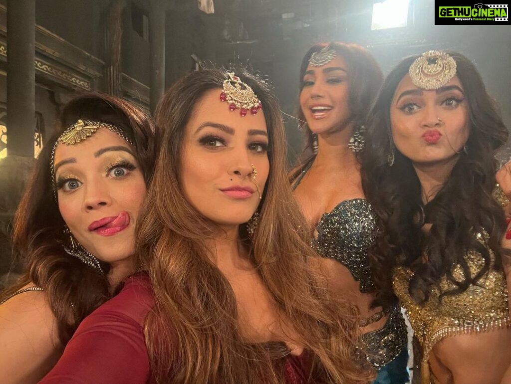 Anita Hassanandani Instagram - Taaza taaza Garma Garam from the sets of 🐍 With the hotties 🔥