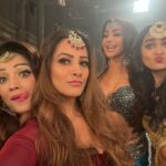 Anita Hassanandani Instagram - Taaza taaza Garma Garam from the sets of 🐍 With the hotties 🔥
