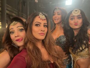 Anita Hassanandani Instagram - Taaza taaza Garma Garam from the sets of 🐍
With the hotties 🔥