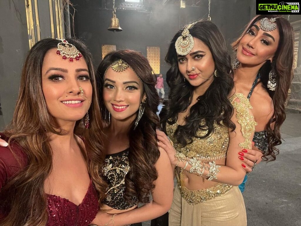 Anita Hassanandani Instagram - Taaza taaza Garma Garam from the sets of 🐍 With the hotties 🔥