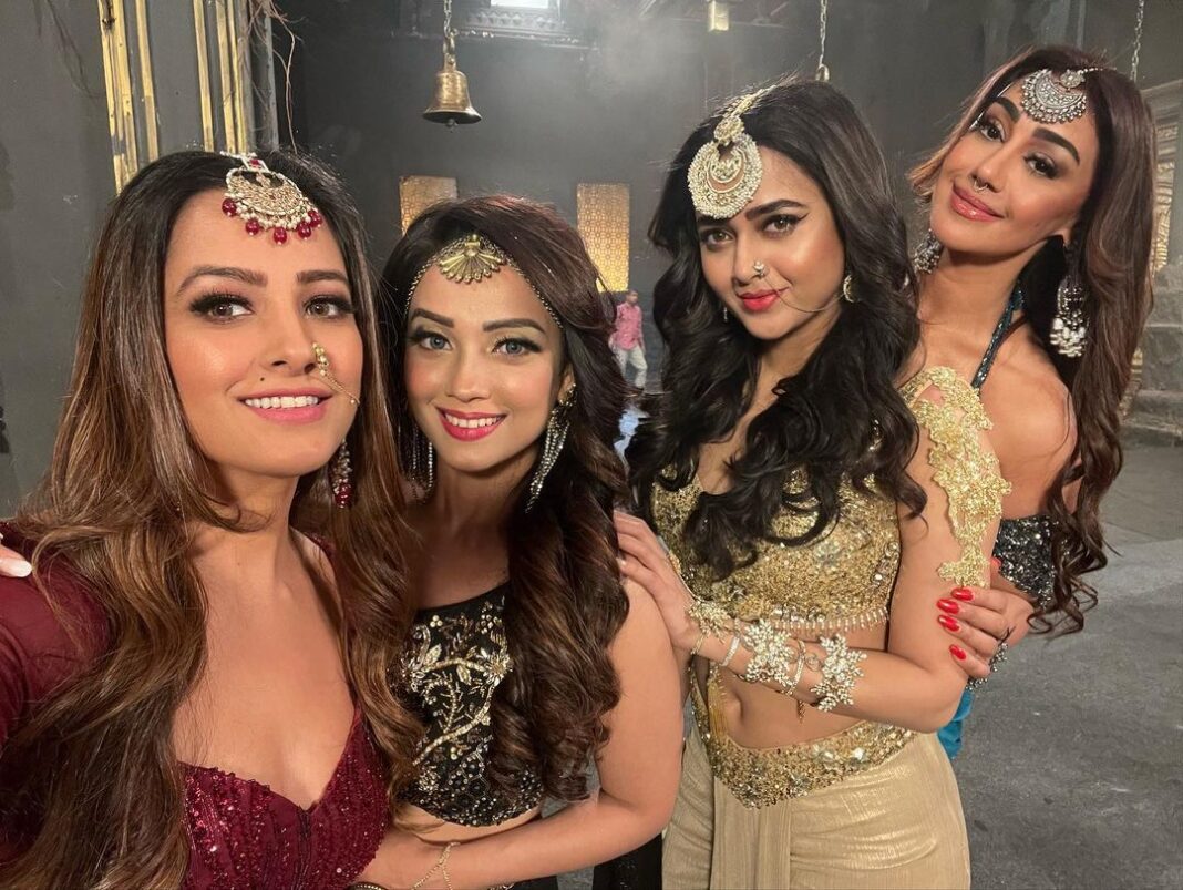 Anita Hassanandani Instagram - Taaza taaza Garma Garam from the sets of 🐍 With the hotties 🔥
