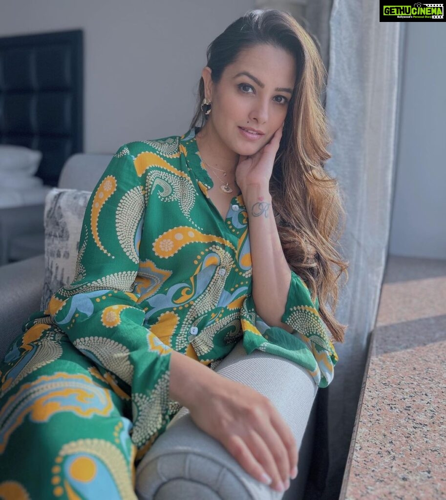 Anita Hassanandani Instagram - Feeling comfy yet sexy! Swipe ➡️ Wearing @stylejunkiie