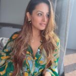 Anita Hassanandani Instagram - Feeling comfy yet sexy! Swipe ➡️ Wearing @stylejunkiie