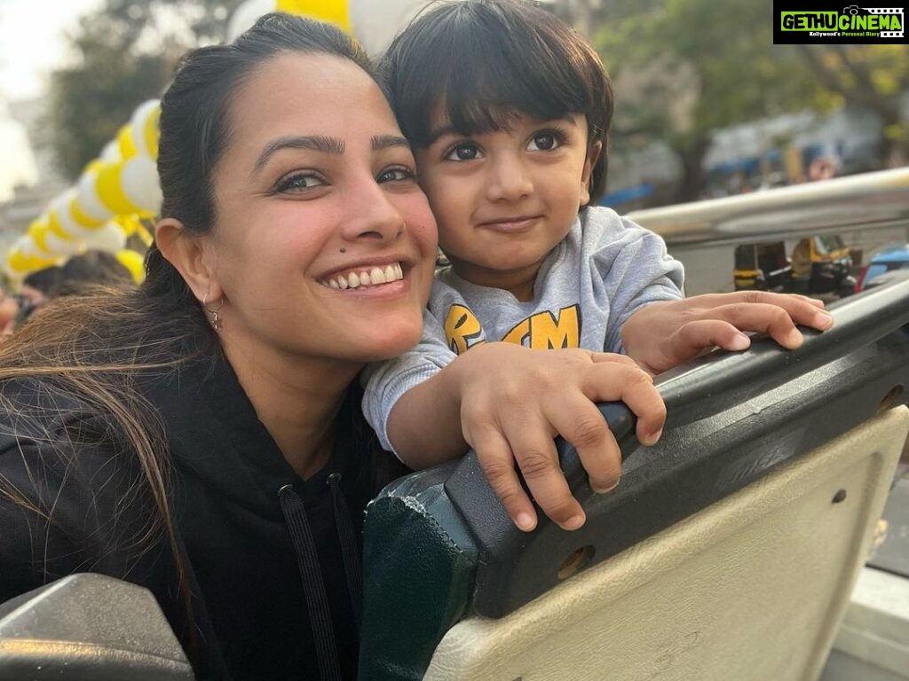 Anita Hassanandani Instagram - Wheels on the 🚌 go round and round! First bus ride 🤍