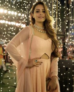 Anita Hassanandani Instagram - 🌸
@houseofjskjewels 
@ahiclothing