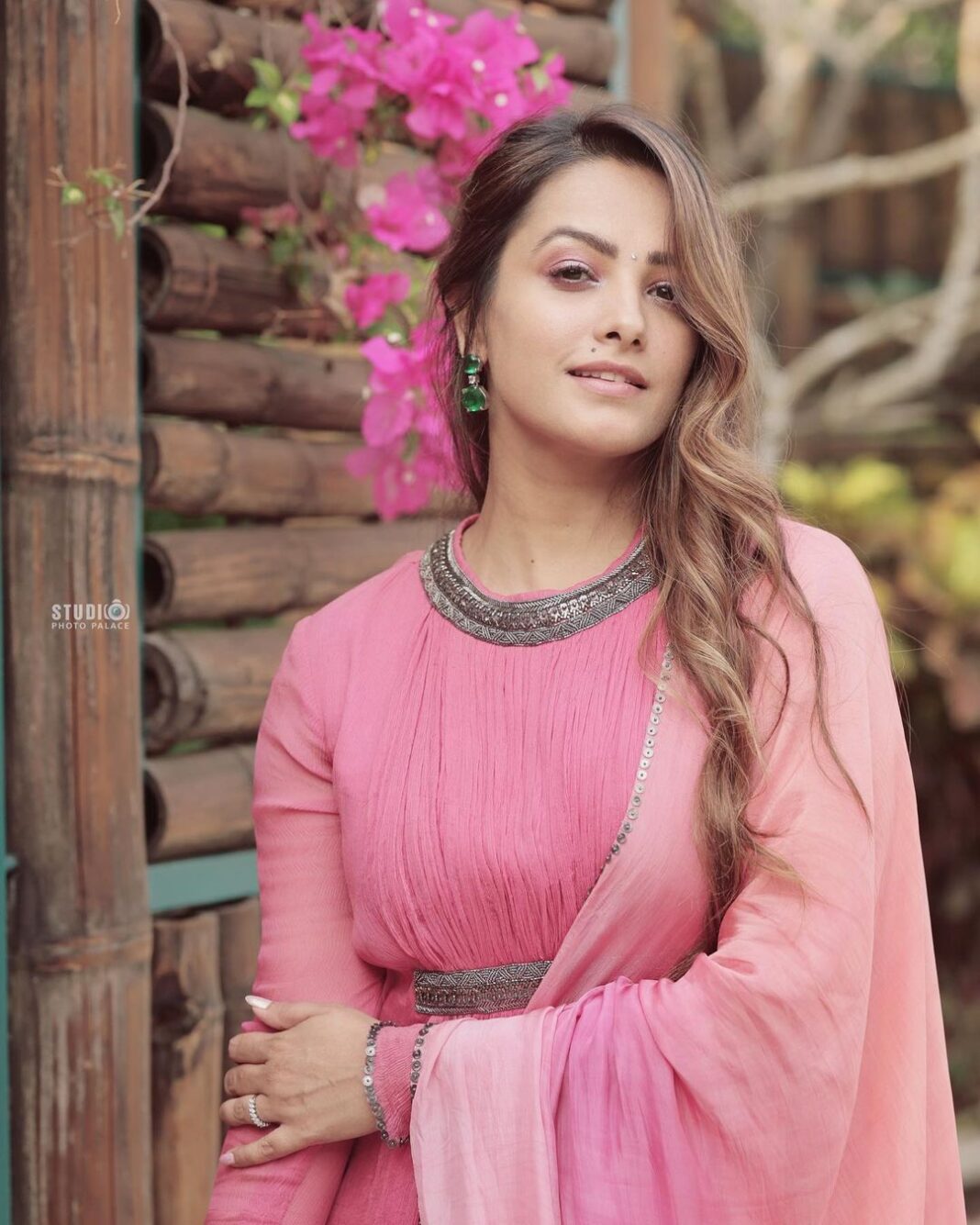 Anita Hassanandani Instagram - 🌸 Saree: @abstractbymeghajainmadaan Styled by: @dinky_nirh Asstby: @latashamelwani
