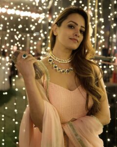 Anita Hassanandani Instagram - 🌸
@houseofjskjewels 
@ahiclothing