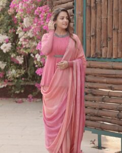 Anita Hassanandani Instagram - 🌸

Saree: @abstractbymeghajainmadaan
Styled by: @dinky_nirh
Asstby: @latashamelwani