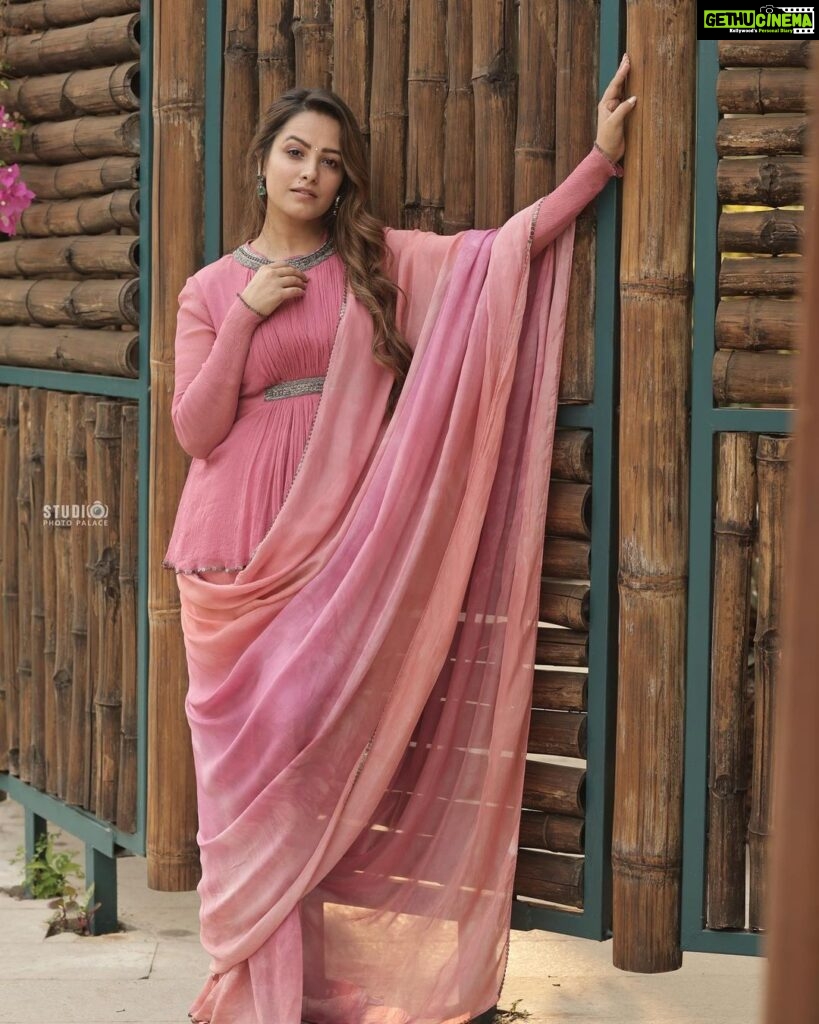 Anita Hassanandani Instagram - 🌸 Saree: @abstractbymeghajainmadaan Styled by: @dinky_nirh Asstby: @latashamelwani
