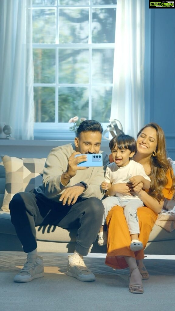 Anita Hassanandani Instagram - Every moment we spend together is magical and delightful with #TheSpotlightPhone - vivo V27 Pro Also, it’s amazing 120Hz 3D curved display with color changing glass design always keep us in spotlight. @vivo_india #DelightEveryMoment #vivoV27Series