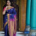 Anitha Sampath Instagram - good day thangams💙 Make-up @aarthy_hairandmakeup ❤️ Hairstyle @shalini_hairartist❤️ Saree drapist @sareedrapist🥻 Saree @elite_kanjivarams🥻 Jewellery @chennai_jazz✨ Photography @maraacaptures 📷 Blouse @chitra_boutique_nd_jewelry❤️ Spot @elementsoneastcoast 🎄 #anithasampath #model #southindianlook #traditionalmakeup #bbodigal #biggbossanithasampath #hoodedeyemodel #makeupartist #chennaimakeupartist