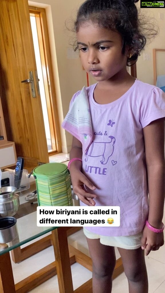 Anitha Sampath Instagram - Do u know how biriyani is called in different languages 😂😂 learn from venba😅 #anithasampath #anithasampathreels #venba 昆德拉图尔