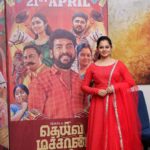 Anitha Sampath Instagram - தெய்வமச்சான் promotions From april 21 in theatres worldwide😇🎉 With sekkula aatuna suthamana 90s kid director @martyn_nk 😅 @vemal.actor அண்ணே 😀 Interview varavillai endralum epodhum engal nenjil vaalum @actor_balasaravanan 😂 Costume @deepoo_designers Pic @vm_photography2022 #deivamachan #actorvimal #anithasampath #vimalians #moviepromotion #interviews