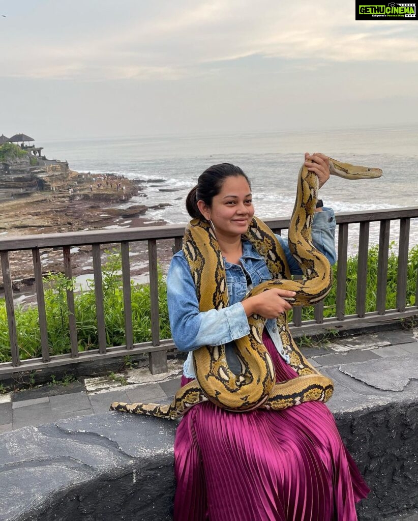 Anitha Sampath Instagram - 📍tanah lot temple, bali 😇 🌱Tanah lot meaning-“land in the sea” 🌱Temple built in 16th century 🌱place to worship sea gods 🌱main deity -dewa baruna 🌱believed that snakes protect this temple. ✈️Travelled through @gtholidays.in ✅ #anithasampath #baliindonesia #bali #indonesia Pura Tanah Lot dan Pantai, Bali