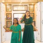 Anitha Sampath Instagram - Indha paatu nyabagam iruka😍 Aadhi and my costume from @studio_aaruthra ✅ Song name: gokulathil kanna😍 தேவா எனும் தேவதை💜 Manivanna sir portion la deva sir paadiyirupaaru. Manivannan sir eh real ah padra mari irukum😀 Any suvalakshmi fans here😃