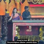 Anitha Sampath Instagram - Hero ங்குற வார்த்தைய கேட்ட உடனே பொதுவா யாரு நம்ம ஞாபகத்துக்கு வராங்க? ஒரே ஒரு முறை ஆனந்தவிடகன் நம்பிக்கை விருதுகள்ல விருது வாங்கும் மனிதர்களைக் கண்டா, எளிய மனிதர்களாகிய அவங்க எந்த எதிர்பார்ப்பும் இல்லாம வருடக்கணக்குல செய்யும் சேவைகளை கண்டா,ஒடுக்கப்பட்ட மக்களுக்கு குரல் கொடுக்குர அவர்களாள பயன்பெற்ற பாமர மக்களைக்கண்டா “hero” ங்குற வார்த்தைக்கான உருவமே உங்களுக்கு வேறு ஒன்றா மாறிடும். அவர்களுக்கு விருதளித்து அழகு பார்க்கும் ஆனந்தவிகடன் நம்பிக்கை விருதுகள் நிகழ்வை தொகுத்து வழங்கியதில் பெருமையும் மகிழ்ச்சியும்😇 Thanks to @anandavikatan team Beautiful elegent saree @mabia_mb Makeup hair @makeupby_rinu Beautiful thread bangles @sai_threads_2023 Thanks to the man who always stands by my side💕video courtesy @itsme_pg #anithasampath #anandhavikatan #vikatan #vikatanawards