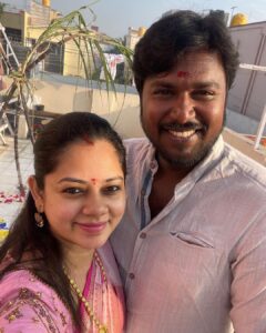 Anitha Sampath Instagram - என் வாழ்வில் முதன்முறையாக சூரியனைப் பார்த்தபடி சூரியப் பொங்கல்🥹 புது வீட்டில் முதல் பொங்கல் ✅😀 

அனைவருக்கும் பொங்கல் நல்வாழ்த்துகள் கன்னுகுட்டீஸ்😇😃
மகிழ்ச்சி பொங்கட்டும்😃😃

Saree presented by pappu 
Beautiful worked Blouse 
from @artgallerybridalstore ✅