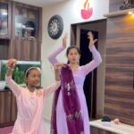 Anitha Sampath Instagram - Probably my first dance reels😀 25yrs of nilavevaa movie😍 Nostalgic song😃 Dancing with my nathanar daughter. Just a spot choreography She did this with just 2 times practise😳👏🏼 No makeup✅no filters✅ Costume @deepoo_designers 💕 #subalakshmifans #anithasampathreels anithasampath #90sthalapathy #thalapathysong #subalakshmirangan #nilavevaa #25yearsofnilavevaa