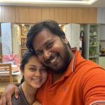 Anitha Sampath Instagram - புத்தாண்டு வாழ்த்துகள் தங்கம்ஸ்😍😃 Wishing you all success this year😇 நம்பிக்கையோடு நகர்வோம்💕 Pic1- at 12am😀😀 Pic2-today in my favourite temple,kovur sivan koil.. (most of the 80s&90s movies were taken here) From the day i started working…i never took leave on any festival.. But vela vela vela nu epovume work la concentrate pani important days la lam family kuda irundhadhe illa. nan biggboss pona apram daily work pana vendiya avasiyam ilandra situation vandhuten.apram enaku family kuda spend pana neraya time kedachidhu. Ana sandhoshama celebrate pana kooda appa ila. Then I realised…family..the quality time u spend with them..the memories u create with your loved ones on special days is more important than anything..money or work will never give u the happiness of being with them. From that time..strictly every festival day is with my family.no matter what!!! Said no to many new yr events just for this one golden picture moment😍 (Idhu elarukum suit aganum nu illa.work mudichitu kooda family kuda irunga😇.but mothama miss panadhinga) Kovur Sundareswarar Temple