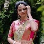 Anitha Sampath Instagram - 😇😇 Makeup: @makeup_by_kez Hair: @banu_hairstylist_sareedrapist Blouse: @ishithaa_design_house Jewellery: @jjjewellerymart Saree: @vkm.silks Lens: @zerogravityphotography #bridalmakeup #anithasampath #bridalmakeupartist #bridalsarees #southindianmakeup #chennaimakeupartist #biggbossanithasampath #anithasampathbiggboss #newsreader #tamilnewsreader #bridaljewellery #tamilbride #tamilmodel #model #tamilartist #vijaytv #vijaytelevision #bridalblouse #weddingblouse #southindianbridalmakeup