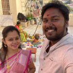 Anitha Sampath Instagram - என் வாழ்வில் முதன்முறையாக சூரியனைப் பார்த்தபடி சூரியப் பொங்கல்🥹 புது வீட்டில் முதல் பொங்கல் ✅😀 அனைவருக்கும் பொங்கல் நல்வாழ்த்துகள் கன்னுகுட்டீஸ்😇😃 மகிழ்ச்சி பொங்கட்டும்😃😃 Saree presented by pappu Beautiful worked Blouse from @artgallerybridalstore ✅ 昆德拉图尔