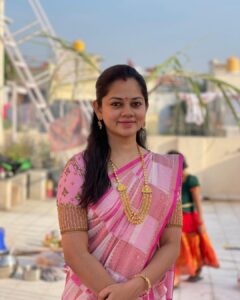 Anitha Sampath Instagram - என் வாழ்வில் முதன்முறையாக சூரியனைப் பார்த்தபடி சூரியப் பொங்கல்🥹 புது வீட்டில் முதல் பொங்கல் ✅😀 

அனைவருக்கும் பொங்கல் நல்வாழ்த்துகள் கன்னுகுட்டீஸ்😇😃
மகிழ்ச்சி பொங்கட்டும்😃😃

Saree presented by pappu 
Beautiful worked Blouse 
from @artgallerybridalstore ✅