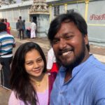 Anitha Sampath Instagram - புத்தாண்டு வாழ்த்துகள் தங்கம்ஸ்😍😃 Wishing you all success this year😇 நம்பிக்கையோடு நகர்வோம்💕 Pic1- at 12am😀😀 Pic2-today in my favourite temple,kovur sivan koil.. (most of the 80s&90s movies were taken here) From the day i started working…i never took leave on any festival.. But vela vela vela nu epovume work la concentrate pani important days la lam family kuda irundhadhe illa. nan biggboss pona apram daily work pana vendiya avasiyam ilandra situation vandhuten.apram enaku family kuda spend pana neraya time kedachidhu. Ana sandhoshama celebrate pana kooda appa ila. Then I realised…family..the quality time u spend with them..the memories u create with your loved ones on special days is more important than anything..money or work will never give u the happiness of being with them. From that time..strictly every festival day is with my family.no matter what!!! Said no to many new yr events just for this one golden picture moment😍 (Idhu elarukum suit aganum nu illa.work mudichitu kooda family kuda irunga😇.but mothama miss panadhinga) Kovur Sundareswarar Temple