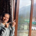 Anitha Sampath Instagram - வாகாய் வாழ்கிறேன்😇 VC @itsme_pg (Kenji ketu edutha video😅) #kashmir #anithasampath