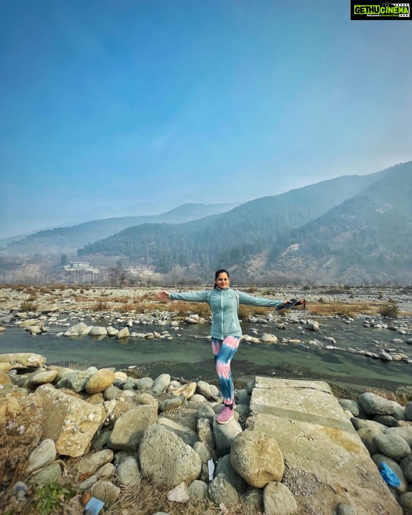 Anitha Sampath Instagram - Pahalgam, kashmir😍 சின்ன வயசுல காஷ்மிர்னா ஏதோ வெளிநாடு போலனு நெனச்சிட்டு இருந்தேன்🤣 Click @itsme_pg @travelinkholidays #anithasampath #kashmir #kashmirtourism #jammukashmir #liddervalley Lidder valley