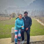 Anitha Sampath Instagram - Kashmir vandhaachu😍😍 Kashmir to pahalgam route🗻 8 degree la kooda jerkin podama gethu katraan thalaivan🤣🤣 @itsme_pg Thank u @travelinkholidays For arranging the needed services without any last minute hurryburry for us😇😇 Pahalgam ,Kashmir