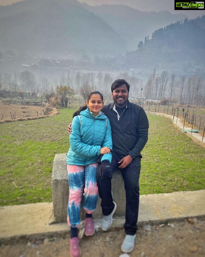 Anitha Sampath Instagram - Kashmir vandhaachu😍😍 Kashmir to pahalgam route🗻 8 degree la kooda jerkin podama gethu katraan thalaivan🤣🤣 @itsme_pg Thank u @travelinkholidays For arranging the needed services without any last minute hurryburry for us😇😇 Pahalgam ,Kashmir