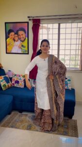Anitha Sampath Instagram - 10ways to style a white kurthi💁🏻‍♀️💖
My long time wish to do such transition reels😃 
Costumes: @instorefashions 
choreo,shoot and edit: @itsme_pg 

“Jannal seatல்” lyrics ku முன்னாடி என்ன வருதுனே புரியாம சின்ன வயசுல இருந்து தப்பு தப்பா பாடிட்டு இருந்துருக்கேன். இப்பதான் கண்டுபுடிச்சேன்.
நீங்க கண்டுபுடிச்சீங்களா🤣

Any salaam gulaamu fans?😍

#anithasampath #anithasampathreels #biggbossanithasampath #biggboss6tamil #biggboss16  #biggbosstamil #transitionreels