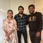 Anitha Sampath Instagram - That நினைத்து பார்க்காத நாள்😃 Me and @itsme_pg as fan couples😍with independent musician stephen Zechariah @stephenzec At Adipenne concert in chennai.. #stephenzechariah #adipenne #nesamaguren #anithasampath #biggboss #biggbosstamil #singapore #concert #singing #singer #tamilsinger #independentmusic #stephenzechariahmusical #fancouple Phoenix MarketCity (Chennai)