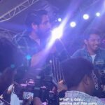 Anitha Sampath Instagram - இந்த பாட்டை தான் hometourல பாடியிருப்பேன். கார்ல ஓடுற default song.ஒரு வர்ஷமா நானும் பிரபாவும் loopல கேட்டுட்டு இருக்கோம்.being couple fans for stephen zechariah…நேற்று அவரது chennai concertல அவரை சந்திக்க முடிஞ்சிது. அங்க நடந்த சம்பவம் தான் இது..😂 ரொம்ப சுமாரா பாடியிருந்தாலும் எங்களோட ரொம்ப ரொம்ப favourite பாட்டை fan girl ஆக original singer முன்னாடி பாடுனது நிஜமாவே பெரிய கோல்டன் மொமெண்ட் தான்.😃😃😃 U rocked @stephenzec bro💁🏻‍♀️🔥 All the best😍 Video courtesy: enna vida periya fan boy @itsme_pg Song name: nesamaguren💜 #anithasampath #fancouples #fangirl #nesamaguren #adipenne #stephenzechariah Phoenix MarketCity (Chennai)