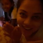 Anitha Sampath Instagram - யாருக்காவது சின்ன வயசுல வீடு கட்டி விளையாண்ட மெமரீஸ் இருக்கா😍 Family time😀😅😅😅 #anithasampath #familytime❤️