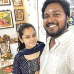 Anitha Sampath Instagram - புது வீட்டில் முதல் தீபாவளி🪔 ஒன்றாய் கடக்கவிருக்கும் பல தீபாவளிகளின் முதற்படி😘 @itsme_pg அனைவருக்கும் மகிழ்ச்சியும் ஆரோக்கியமும் நிலைத்திருக்க தீப ஒளி நன்னாளில் மனமார்ந்த வாழ்த்துகள்😇😇😇😀😀😀 Kutti tip: "வாழ்த்துக்கள்"இல்லை "வாழ்த்துகள்" மட்டுமே... "க்"வராது 😀😀 மீண்டும் தீபாவளி வாழ்த்துகள்😍😅 昆德拉图尔