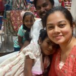 Anitha Sampath Instagram - கடந்த 9 வருடமா diwali dress லாம் எடுக்குறதே இல்ல. எது இருக்கோ அந்த ட்ரஸ்ஸ போட்டுக்குறது.சின்ன வயசுல ரெண்டு வாரம் முன்னாடியே புது மாடல் லாம் பாத்து பாத்து டிரஸ் வாக்கிருவோம்..தைக்க குடுத்துடுவோம்😀..இப்போ..டிரஸ் நிறைய போட்டுக்குற fieldல வேலை செய்யுறதாலயா, இல்ல வளர்ந்துட்டதாலயானு தெரியல, புது டிரஸ் ஆசையெல்லாம் கடந்தாச்சு.. ஆனா இப்போ புது வீட்டுல முதல் தீபாவளி.. சாமிக்கு வச்சி படைச்சி புது துணி உடுத்தி ப்ராப்பரா கொண்டாடலாம்னு பல வருடம் கழிச்சு புத்தாடை எடுக்க கரெக்ட்டா ஒரு நாள் முன்னாடி குடும்பத்தோட வந்திருக்கோம் 😇 With எல்லா ஆண்களையும் போல வீட்டு பெண்கள் டிரஸ் எடுத்து முடிக்கும் வரை காத்திருப்போர் சங்கத்தில் ஒருவன் @itsme_pg Shop @instorefashions