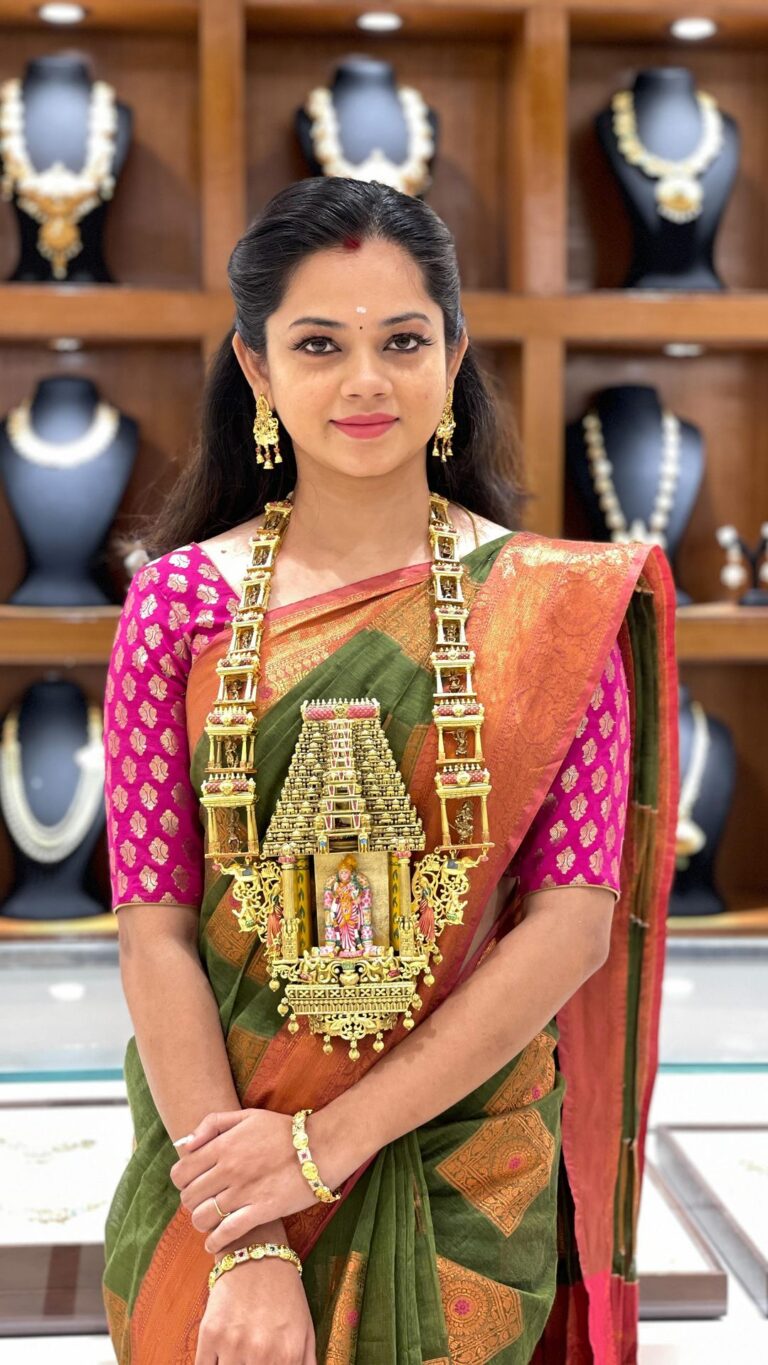 Anitha Sampath Instagram - Visited @pothysswarnamahal to see their epic jewellery.. the jaw dropping jewellery making in srivilliputhur andal temple theme.. congratulations on winning the “bridal gold jewellery of the year 2022” in a national level reputed event.. 👏🏼