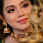 Anitha Sampath Instagram - Traditional look for the ever beautiful @official_anithasampath .. For bookings /classes contact 8939438293 MUA : @bridesofnaz Concept and organiser : @bridesofnaz Photography : @sathyaphotography3 Saree : @shainbyshailuravi Blouse : @stitchhousesalem Jewels : @new_ideas_fashion Hair : @nishok_hairstylist Flowers : @lsquarebridalflowerdesigner Assisted by : @kavipriya_makeupartist_chennai @_._.ashrin.hima_._