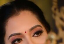 Anitha Sampath Instagram - Traditional look for the ever beautiful @official_anithasampath .. For bookings /classes contact 8939438293 MUA : @bridesofnaz Concept and organiser : @bridesofnaz Photography : @sathyaphotography3 Saree : @shainbyshailuravi Blouse : @stitchhousesalem Jewels : @new_ideas_fashion Hair : @nishok_hairstylist Flowers : @lsquarebridalflowerdesigner Assisted by : @kavipriya_makeupartist_chennai @_._.ashrin.hima_._