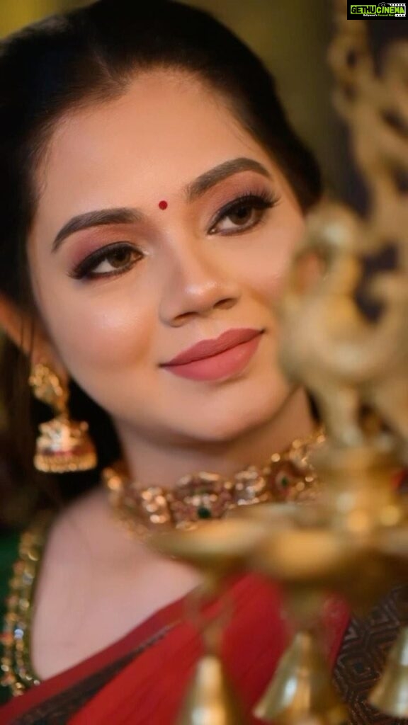 Anitha Sampath Instagram - Traditional look for the ever beautiful @official_anithasampath .. For bookings /classes contact 8939438293 MUA : @bridesofnaz Concept and organiser : @bridesofnaz Photography : @sathyaphotography3 Saree : @shainbyshailuravi Blouse : @stitchhousesalem Jewels : @new_ideas_fashion Hair : @nishok_hairstylist Flowers : @lsquarebridalflowerdesigner Assisted by : @kavipriya_makeupartist_chennai @_._.ashrin.hima_._