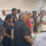 Anitha Sampath Instagram - Happy birthday dhamu sir. எப்படி ஒருத்தரால இவ்ளோ energetic-க்கா இவ்ளோ சிரிச்ச முகமா எப்போதும் இருக்க முடியுதுனு ஆச்சரியப்பட வைக்கிற ஒருத்தர். cwcக்கு பிறகு இப்ப இருக்கும் குழந்தைகளுக்கு கூட தாமு சார் பரீட்சையம். ஆனா அதுக்கு முன்னாடியே எல்லா 90s kidகளுக்கும் குழந்தையில இருந்து பரீட்சயமான ஒரு முகம்.. அம்மாங்களோட சேர்ந்து சீரியல விட ஆர்வமா சமையல் ஷோ பார்த்த கூட்டம்😅எங்க அம்மா சொல்லுவாங்க "என்னங்க.. அவரு சமைக்கிறப்ப இங்கயே அந்த டிஷ் ஓட வாசனை வருதுலங்கனு" நான் கூட ஒருவேளை speaker வழியா வாசனை வரும் போல நமக்குதான் தெரியல-னுலாம் நம்பிக்கிட்டு இருந்தேன் அந்த வயசுல😂 இப்பலாம் எது சமைக்கணும்னாலும் யூடியூப் இருக்கு. ஆனா அந்த காலத்துல தாமு சார் சமையல் நிகழ்ச்சிதான் எல்லா அம்மாக்களுக்கும் விடிவெள்ளி😅 பிரபா ஜெயாடிவில இருந்தப்போ தாமு சார் குக்கிங் ஷோ முடிச்சதும் அந்த டிஷ்ஷ டேஸ்ட் பண்ணவே அவ்ளோ ஆர்வமா போவாங்களாம். எல்லாருக்கும் அவ்ளோ ஆசையா பகிர்ந்து குடுப்பாருனு சொல்லுவாங்க. எவ்ளோ பெரிய இடம் போனாலும் எப்பவும் எல்லாரையும் ஒரே மாதிரி பார்க்கும் மனிதன்🙏🏼☺️ Happy birthday once again sir😇 @chef_damu Video photo location: Thiruppur food festival event happend recently. Kangayam