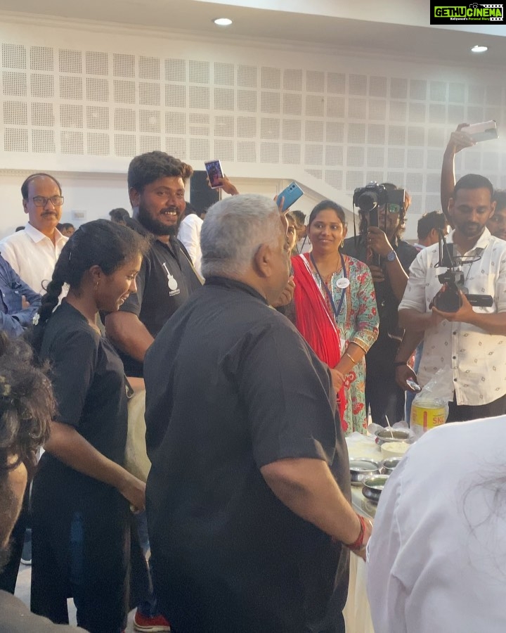 Anitha Sampath Instagram - Happy birthday dhamu sir. எப்படி ஒருத்தரால இவ்ளோ energetic-க்கா இவ்ளோ சிரிச்ச முகமா எப்போதும் இருக்க முடியுதுனு ஆச்சரியப்பட வைக்கிற ஒருத்தர். cwcக்கு பிறகு இப்ப இருக்கும் குழந்தைகளுக்கு கூட தாமு சார் பரீட்சையம். ஆனா அதுக்கு முன்னாடியே எல்லா 90s kidகளுக்கும் குழந்தையில இருந்து பரீட்சயமான ஒரு முகம்.. அம்மாங்களோட சேர்ந்து சீரியல விட ஆர்வமா சமையல் ஷோ பார்த்த கூட்டம்😅எங்க அம்மா சொல்லுவாங்க "என்னங்க.. அவரு சமைக்கிறப்ப இங்கயே அந்த டிஷ் ஓட வாசனை வருதுலங்கனு" நான் கூட ஒருவேளை speaker வழியா வாசனை வரும் போல நமக்குதான் தெரியல-னுலாம் நம்பிக்கிட்டு இருந்தேன் அந்த வயசுல😂 இப்பலாம் எது சமைக்கணும்னாலும் யூடியூப் இருக்கு. ஆனா அந்த காலத்துல தாமு சார் சமையல் நிகழ்ச்சிதான் எல்லா அம்மாக்களுக்கும் விடிவெள்ளி😅 பிரபா ஜெயாடிவில இருந்தப்போ தாமு சார் குக்கிங் ஷோ முடிச்சதும் அந்த டிஷ்ஷ டேஸ்ட் பண்ணவே அவ்ளோ ஆர்வமா போவாங்களாம். எல்லாருக்கும் அவ்ளோ ஆசையா பகிர்ந்து குடுப்பாருனு சொல்லுவாங்க. எவ்ளோ பெரிய இடம் போனாலும் எப்பவும் எல்லாரையும் ஒரே மாதிரி பார்க்கும் மனிதன்🙏🏼☺️ Happy birthday once again sir😇 @chef_damu Video photo location: Thiruppur food festival event happend recently. Kangayam