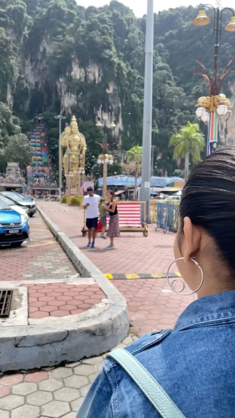 Anitha Sampath Instagram - அழகு முருகன் கம்பீரமாய் நிற்கும் 272 வண்ணப்படிகள் கொண்ட பத்துமலை முருகன் கோயில்,மலேசியா with எங்க வீட்டு வேலன் @itsme_pg 😇😇😍😍💖💖 #batucaves #malaysia #anithasampath #travel Kuala Lumpur, Malaysia